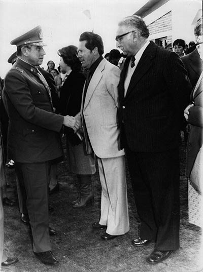 Archivo:Osvaldo Vidal y Pinochet.jpg