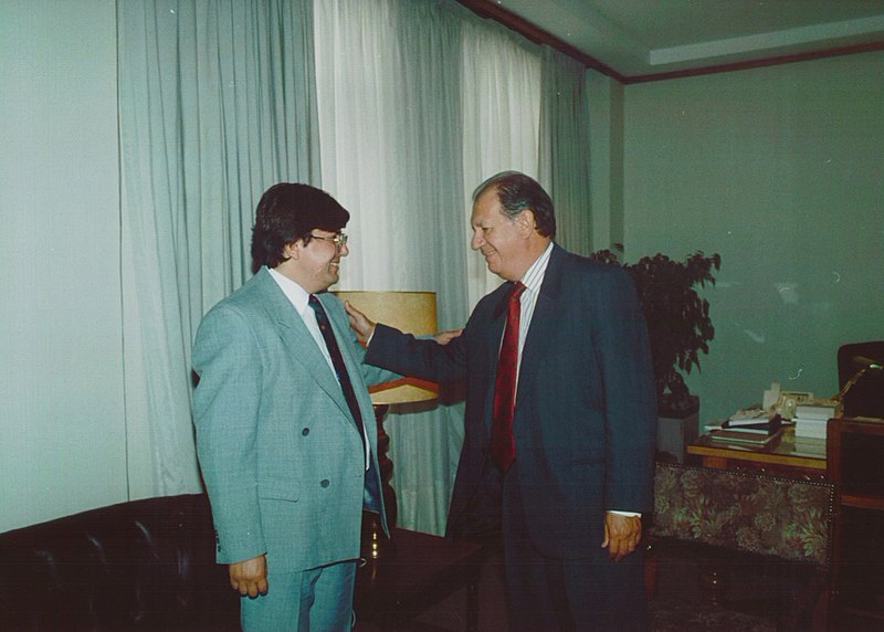 Archivo:Visita de Alcalde de Santa Cruz Héctor Valenzuela al Ministro de Obras Públicas Ricardo Lagos.jpg