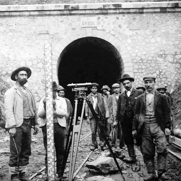 Archivo:Construcción del túnel El Árbol.jpg